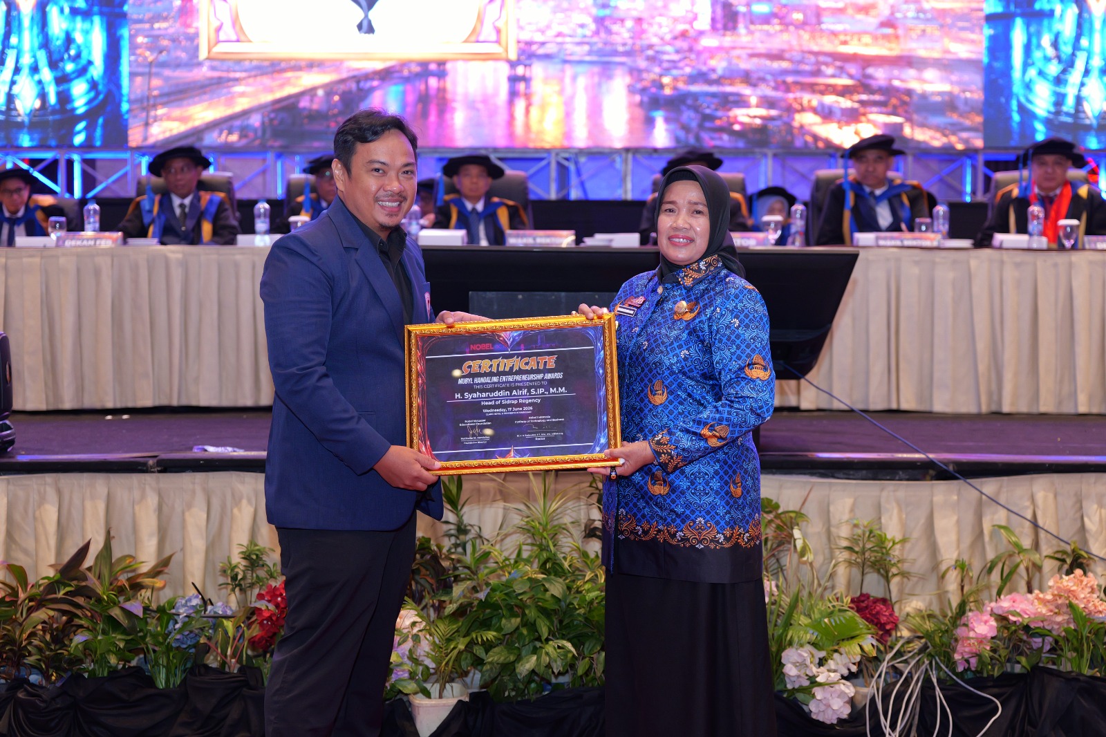 Terima-Mubyl-Handaling-Award,-Wabup-Sidrap-Puji-Kualitas-Kurikulum-ITB-Nobel-Indonesia